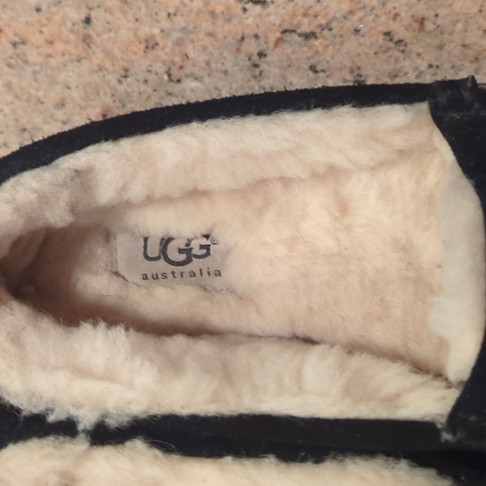 LIKE NEW UGG Scalloped Moc Slipper - Picture 10 of 11